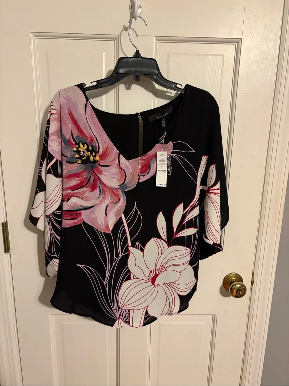 NWT White House Black Market Black Floral V-Neck Flutter Sleeve Blouse - Picture 2 of 6